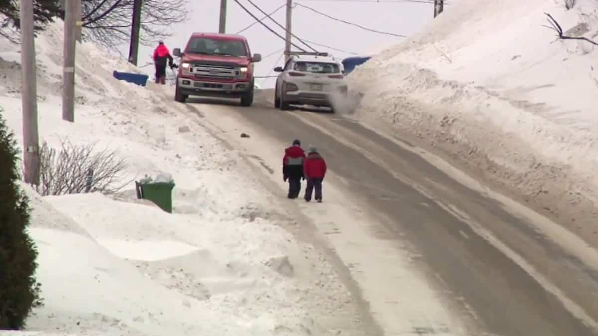 Saguenay: trottoirs non déneigés, une situation dangereuse pour des écoliers
