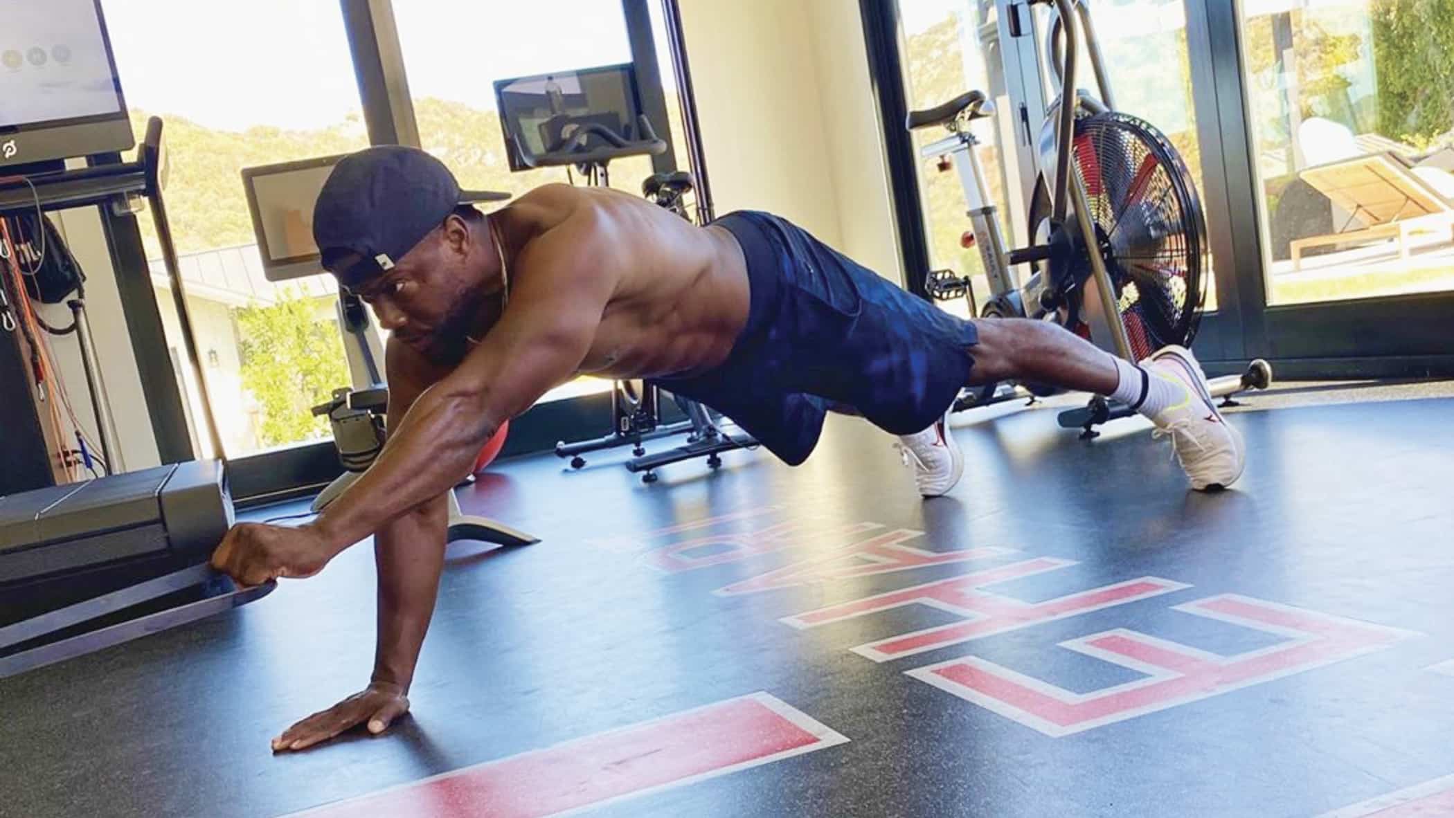 11 vedettes qui s'entraînent à la maison