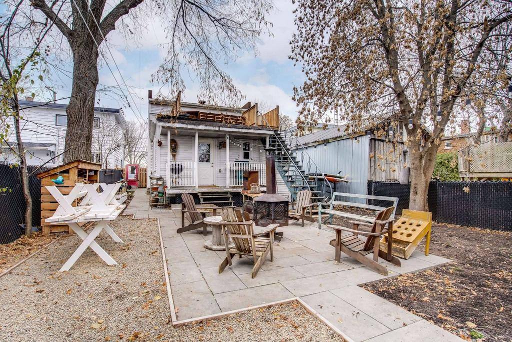 Une charmante maison de 1860, voisine du Café StLaurent du Vieux