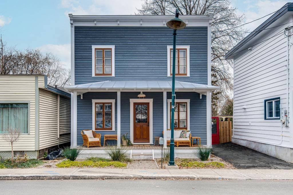 Une charmante maison de 1860, voisine du Café StLaurent du Vieux
