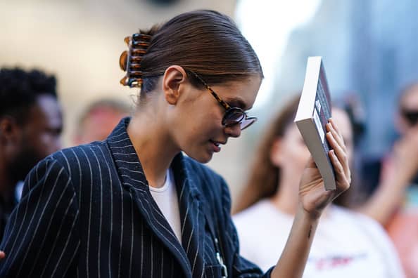 La clip est l’accessoire cheveux de 2021