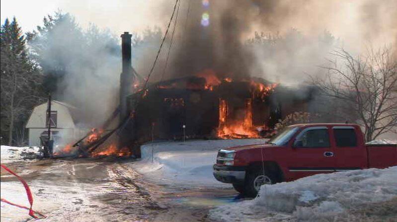 Une maison unifamiliale ras&eacute;e par les flammes &agrave; Saint-&Eacute;tienne