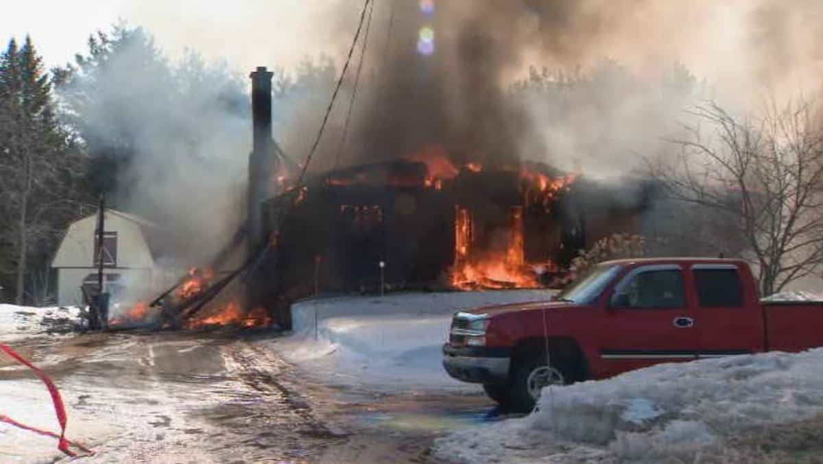 Une maison unifamiliale rasée par les flammes à Saint-Étienne