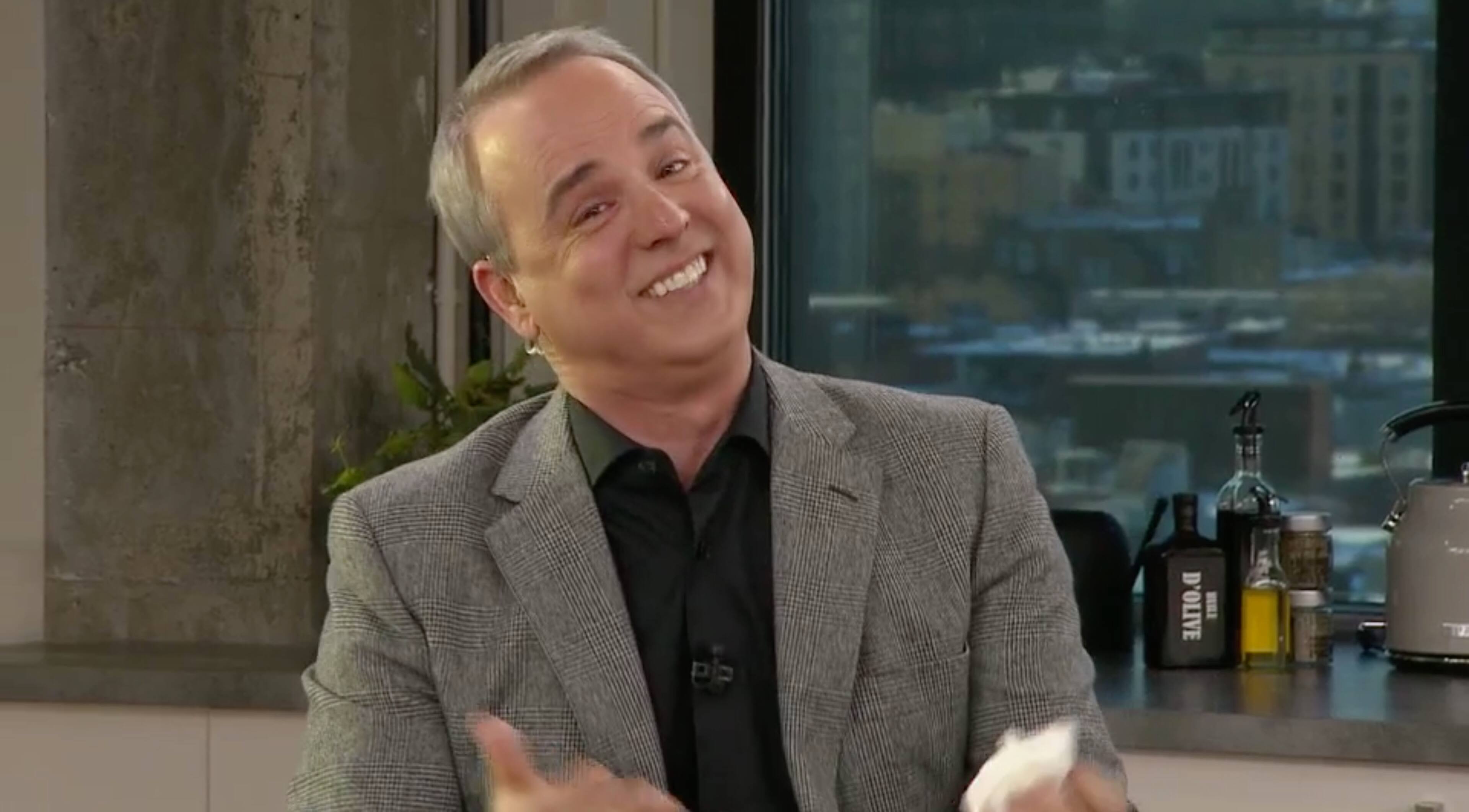 Gino Chouinard pris d'un incontrôlable fou rire