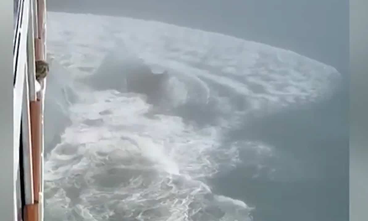 Un bateau de croisi&egrave;re frappe un glacier