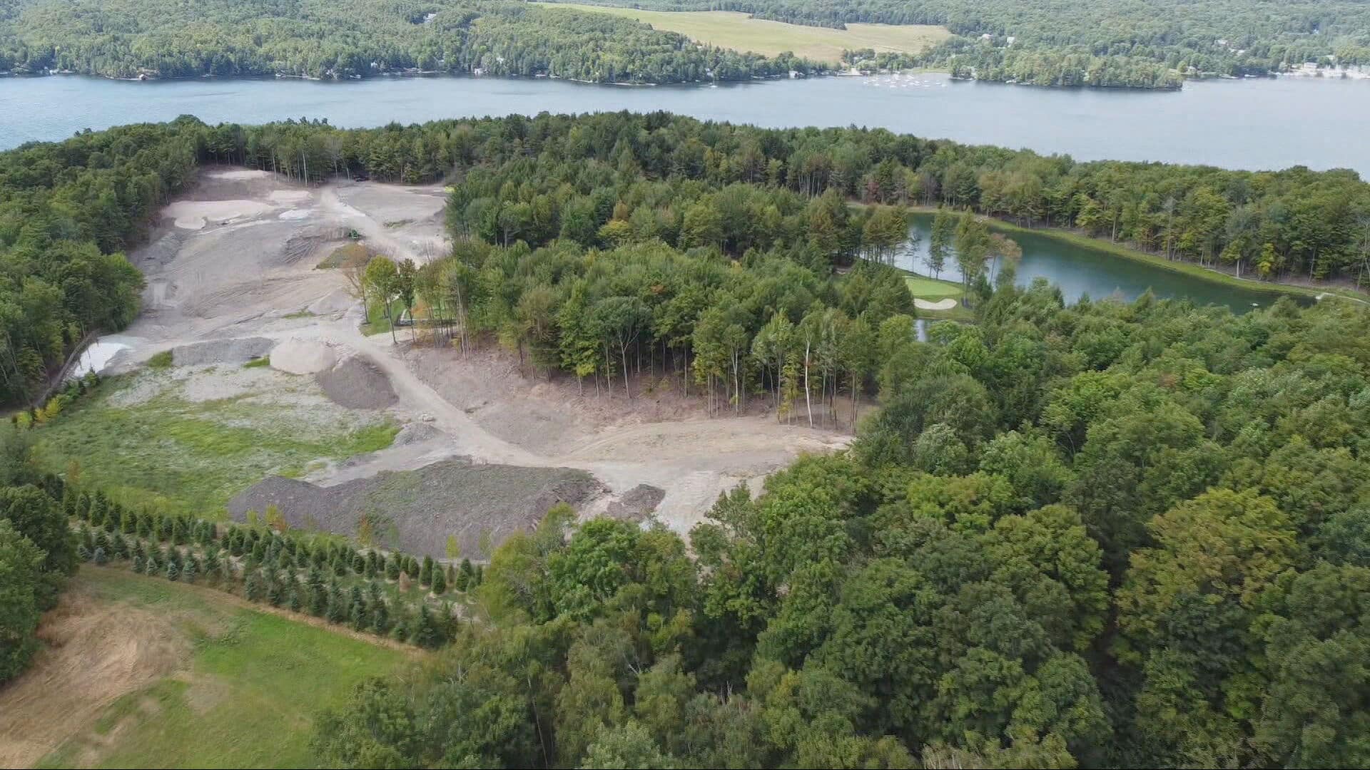 エストリーの違法ゴルフ場：ケベック法廷当局による被告の所有権