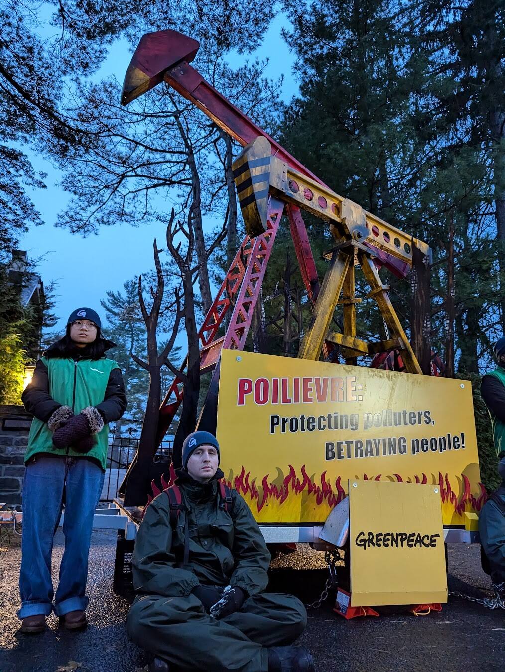 Des militants &eacute;cologistes de Greenpeace attach&eacute;s devant la maison de Pierre Poilievre