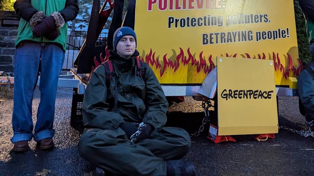 Des militants écologistes de Greenpeace attachés devant la maison de Pierre Poilievre