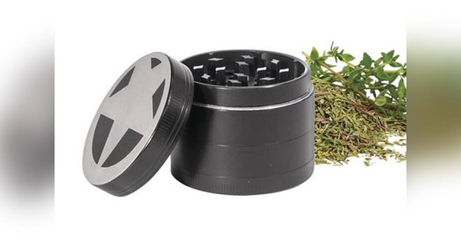 Ce «hachoir manuel à fines herbes» est en vente chez Canadian Tire.