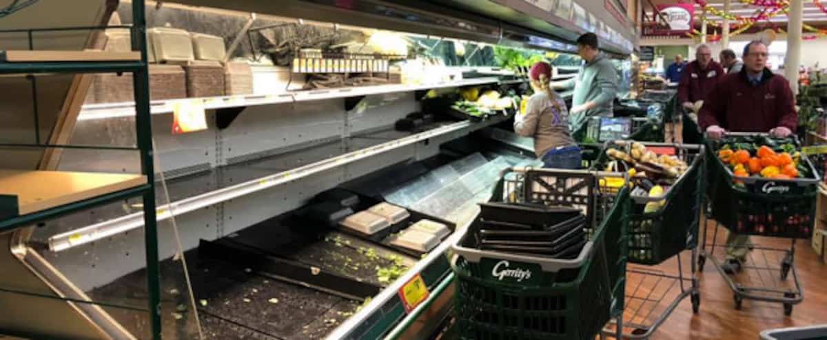 Elle tousse sur des aliments à l’épicerie