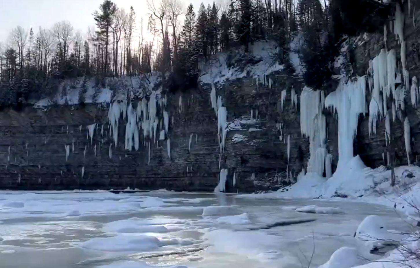 D&eacute;c&egrave;s d&rsquo;un jeune gar&ccedil;on : une falaise historiquement dangereuse