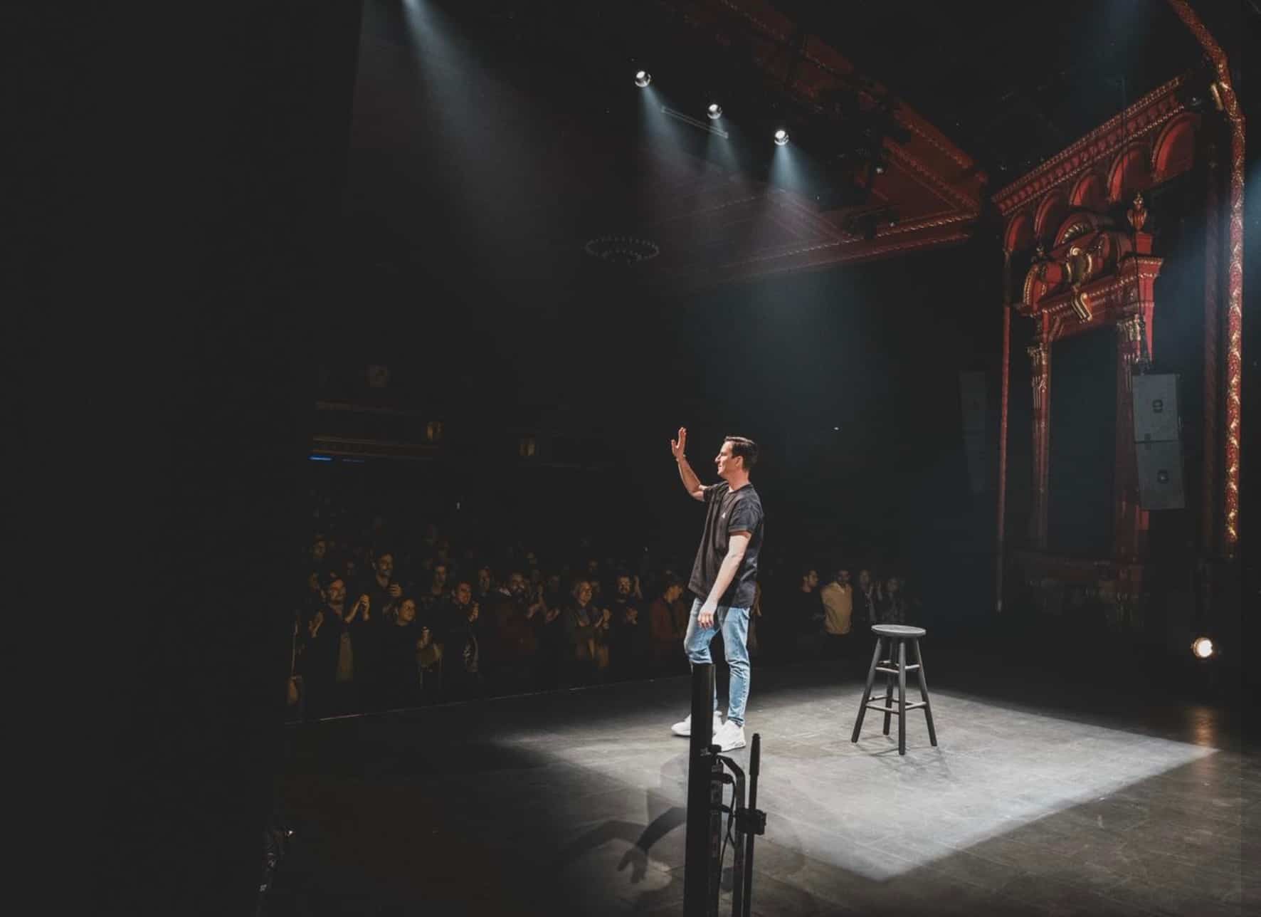 “இது என்னைத் தனியாக இருக்கத் தூண்டும் ஒரு காட்சி”: நகைச்சுவை நடிகர் குய்லூம் பினால்ட் சோலின் லா ஃபின் டி சன் 2இ கண்ணாடி, “பாதுகாப்பற்றது”