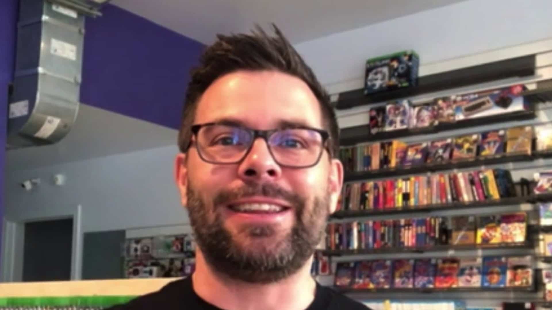 Lewis Hamilton dans un magasin de jeux rétro!