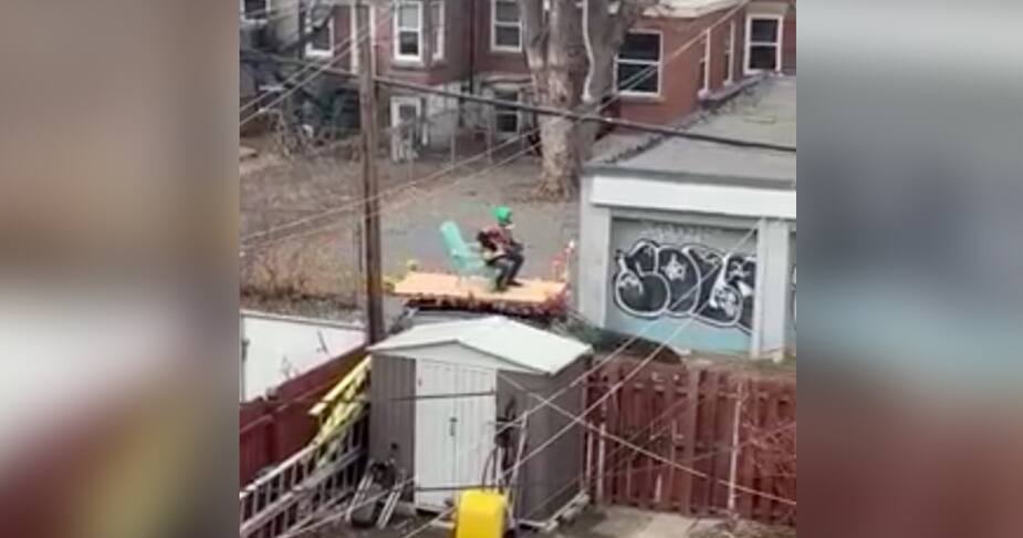 Image principale de l'article Il chante sur le toit d’une voiture dans Hochelaga