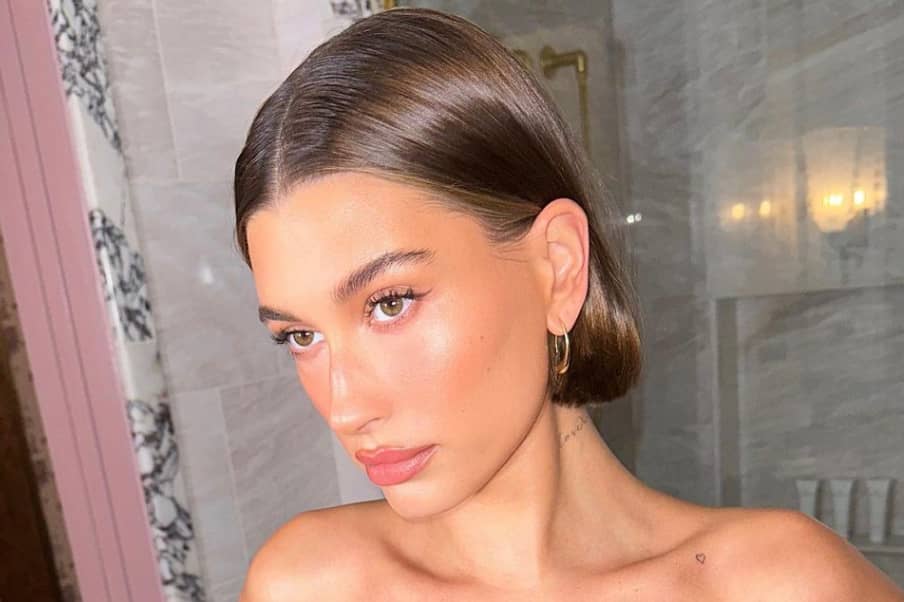 Hailey Bieber prend la pose en corset sur son lit
