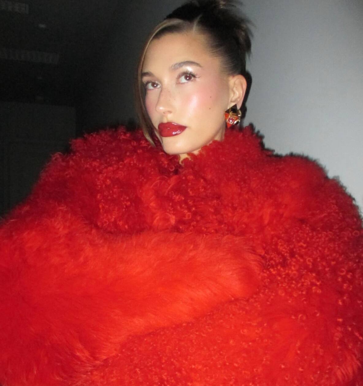 Hailey Bieber ose des coquillages sur ses mamelons