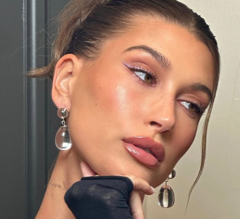 Hailey Bieber dévoile ses jambes de rêve