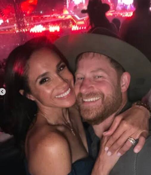 Vea los muy en el amor Meghan y el príncipe Harry se divierten en el concierto de Beyoncé