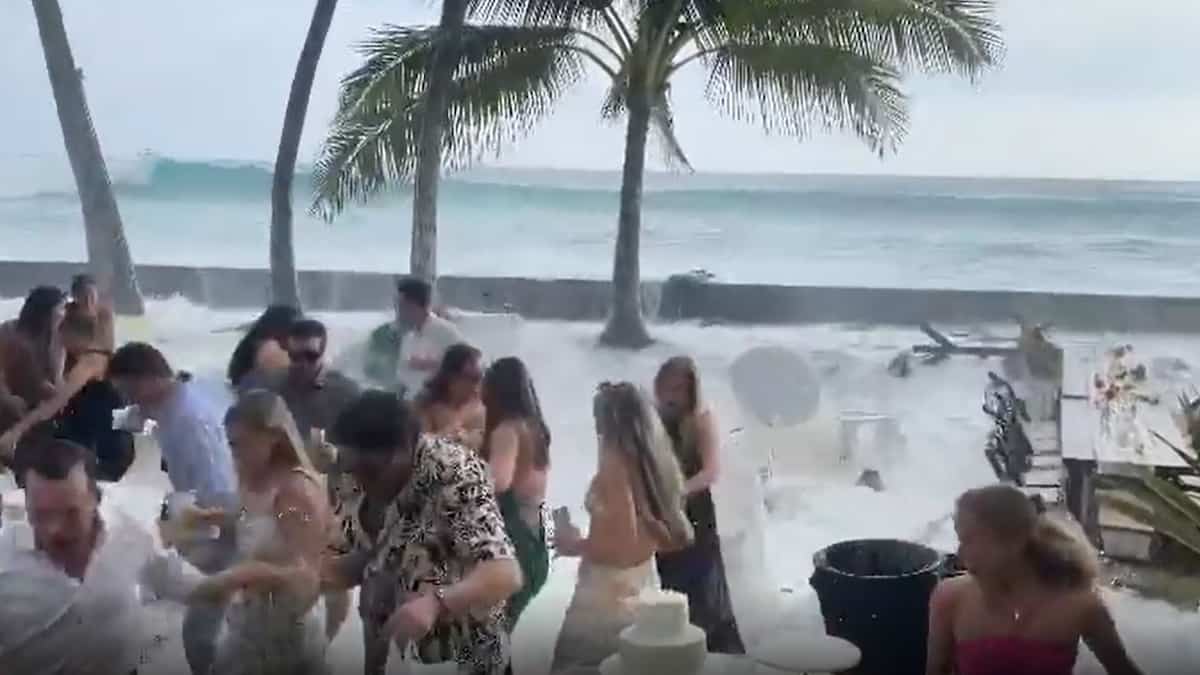 EN VIDÉO | Une énorme vague perturbe un mariage
