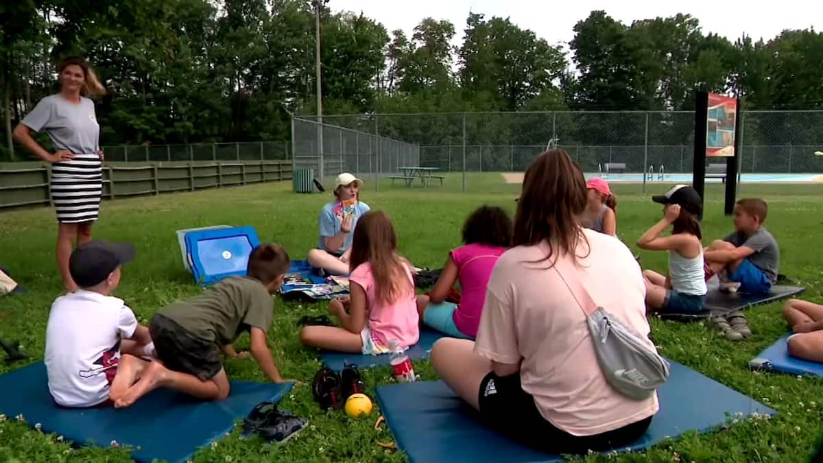 Une réglementation uniforme réclamée pour les camps de jour