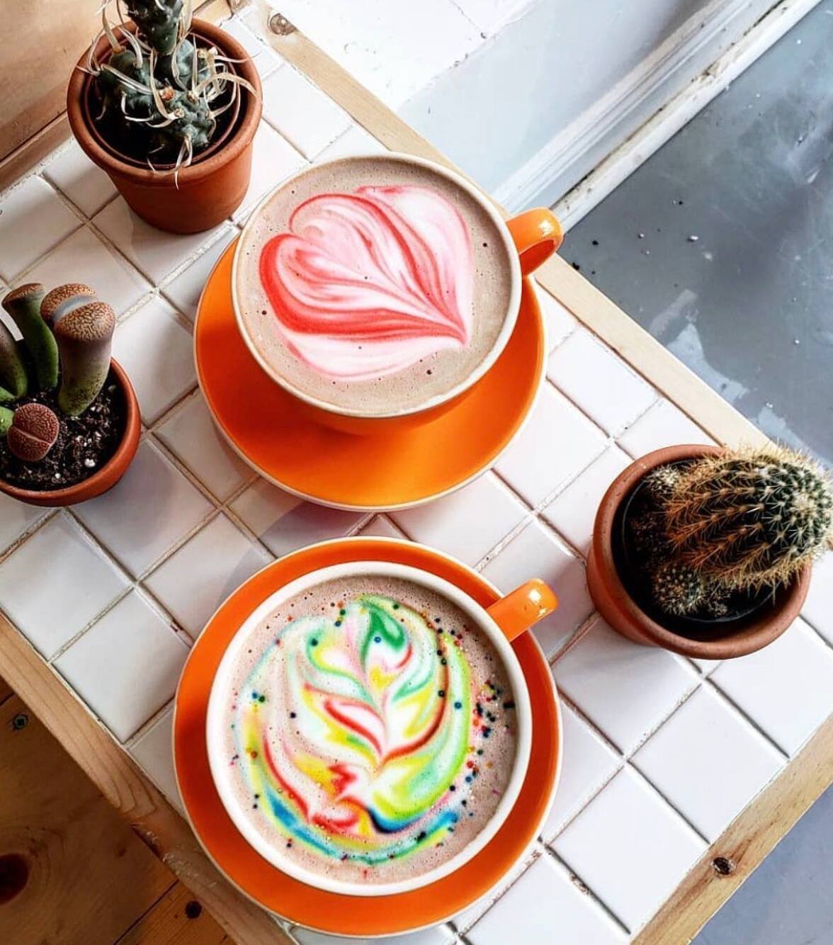 Ce café sert un latté au gâteau de fête 