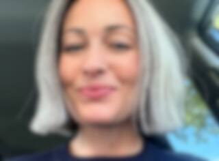 Réussir sa transition vers les cheveux gris-blancs