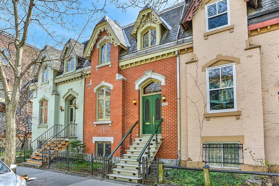 Une maison historique en plein centreville de Montréal avec cour et stationnement à vendre pour Une maison historique en plein centreville de Montréal avec cour et stationnement à vendre pour