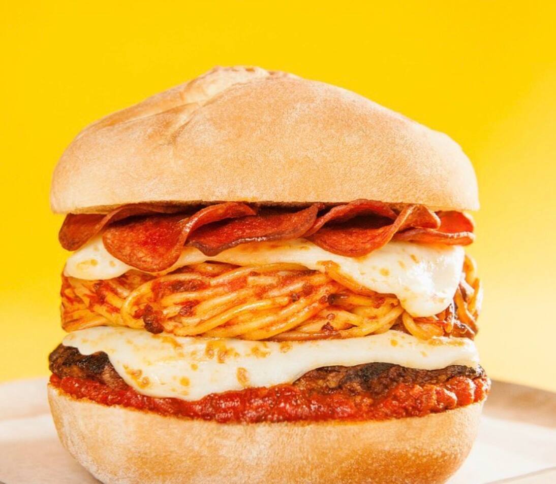 Un bar montréalais sert un burger au spaghetti qui ne laisse personne ...