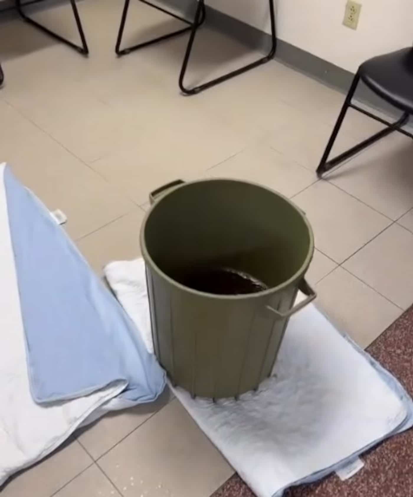 EN IMAGES | Il pleut dans une salle d'attente de l'hôpital Maisonneuve-Rosemont | JDM