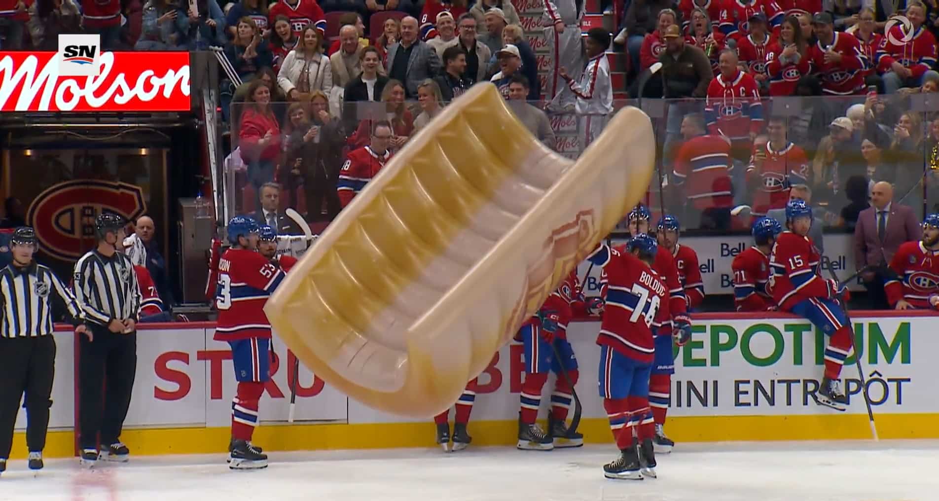 Zachary Bolduc reçoit un pain à hot-dog géant sur la tête