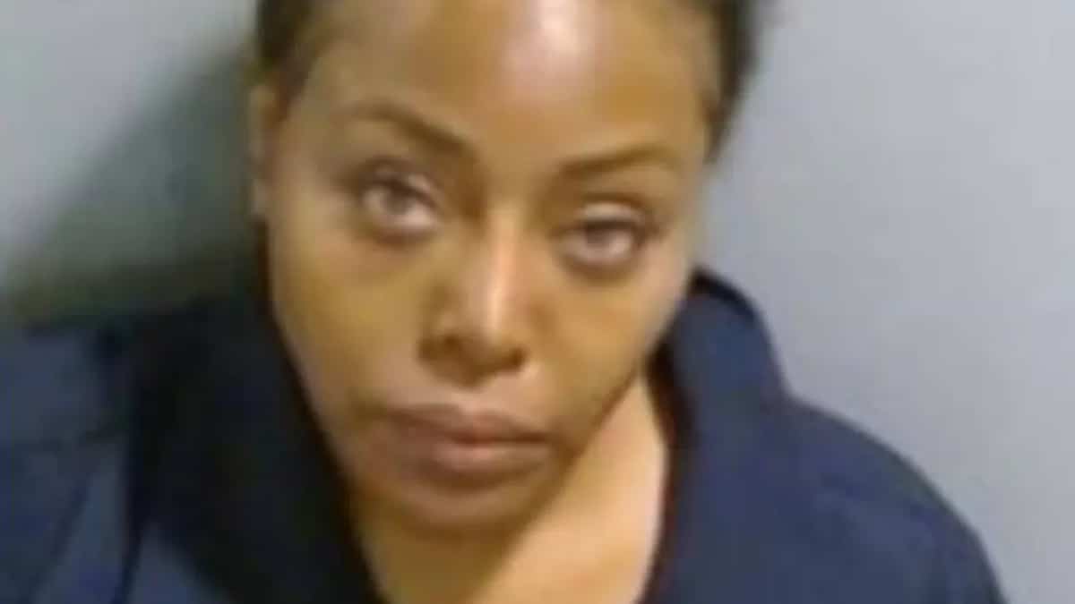 Une juge s’en prend à un policier à l’extérieur d’une boîte de nuit