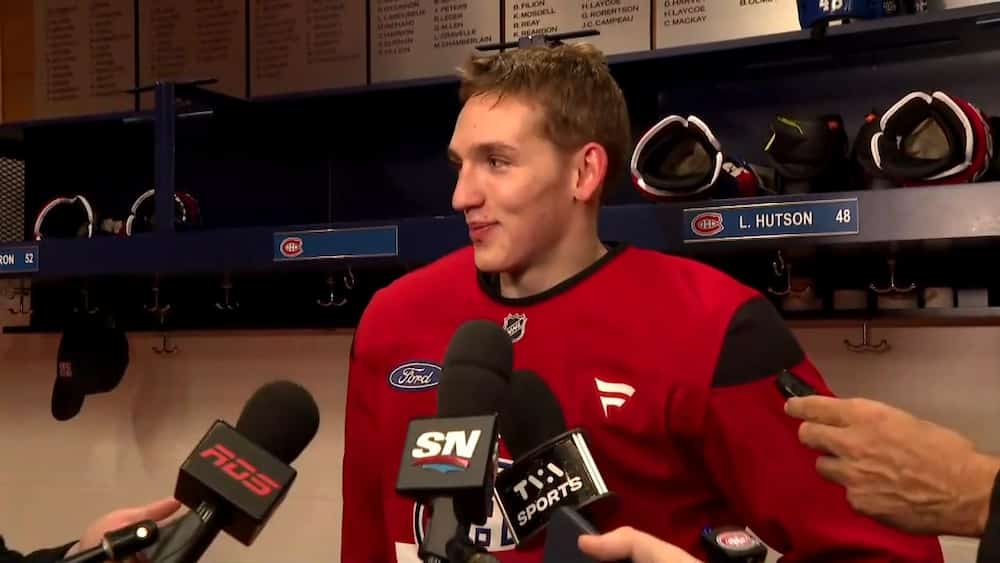 Lane Hutson diverti par les moqueries de Brady Tkachuk