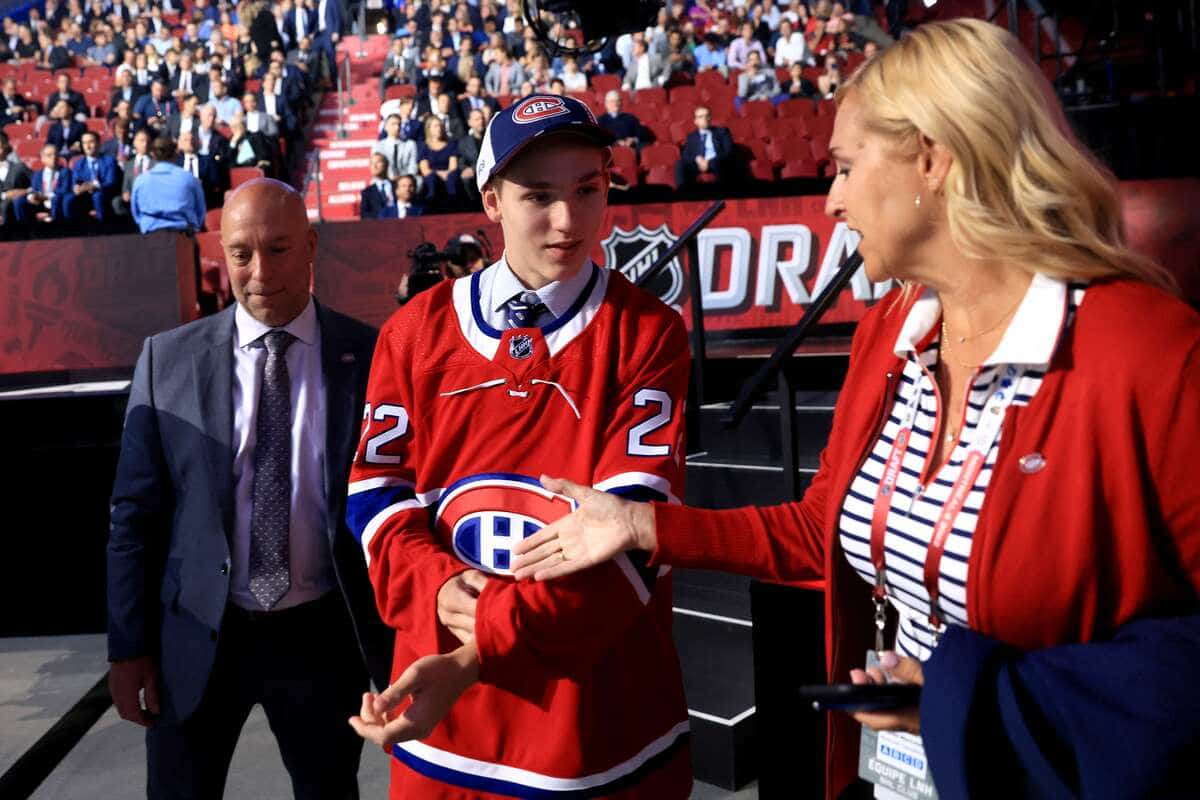 Un coup de ma&icirc;tre de Lapointe et Bobrov: derri&egrave;re le jeu de poker du CH avec Lane Hutson en 2022