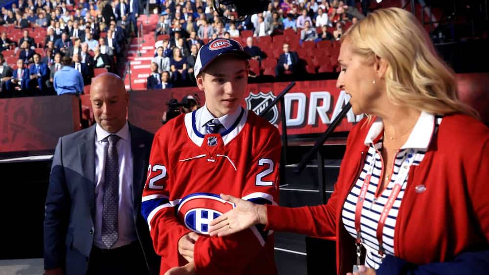 Un coup de maître de Lapointe et Bobrov: derrière le jeu de poker du CH avec Lane Hutson en 2022