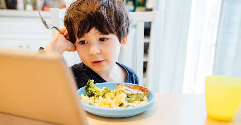 L'impact des écrans à table chez les enfants 