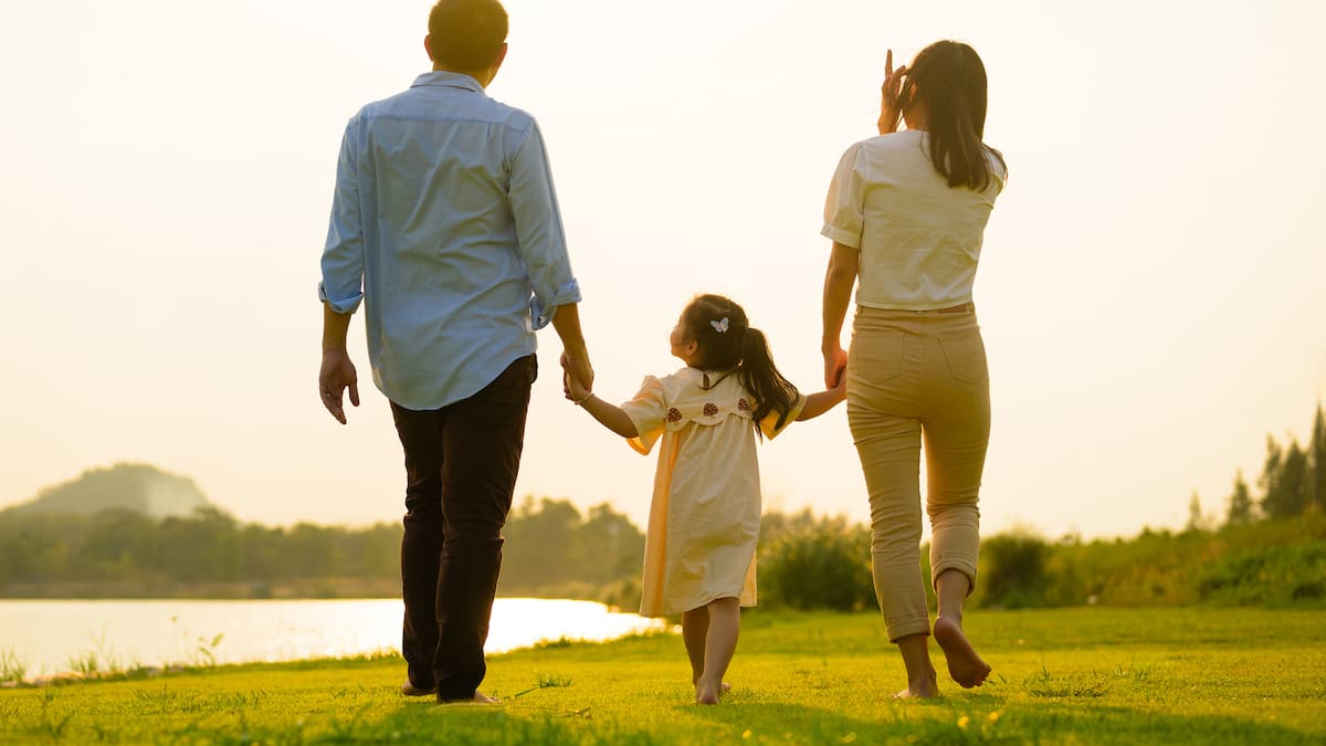 «Un des meilleurs outils d'égalité»: les pères devraient-ils avoir le même congé parental que les mères?