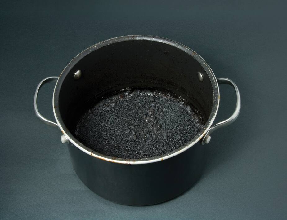 Image principale de l'article Nettoyer un chaudron collé sans effort