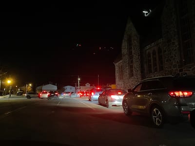 La tradición sigue viva incluso a las 4 de la madrugada: la recogida de agua en Semana Santa sigue atrayendo a multitudes