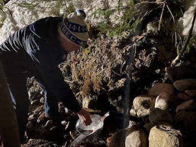 La tradición sigue viva incluso a las 4 de la madrugada: la recogida de agua en Semana Santa sigue atrayendo a multitudes