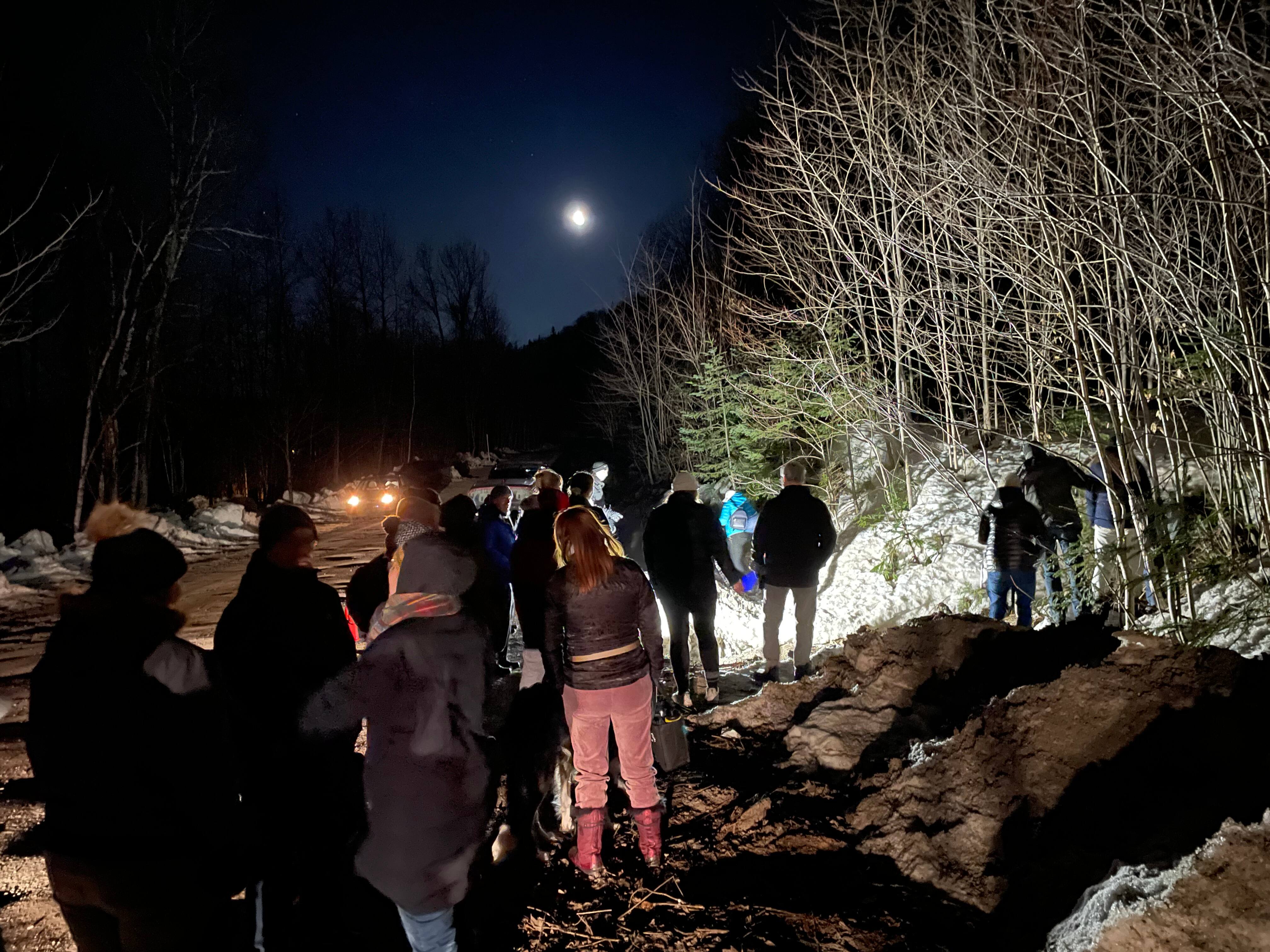La tradición sigue viva incluso a las 4 de la madrugada: la recogida de agua en Semana Santa sigue atrayendo a multitudes
