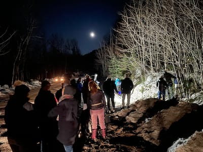 La tradición sigue viva incluso a las 4 de la madrugada: la recogida de agua en Semana Santa sigue atrayendo a multitudes