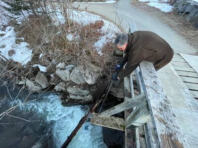 La tradición sigue viva incluso a las 4 de la madrugada: la recogida de agua en Semana Santa sigue atrayendo a multitudes
