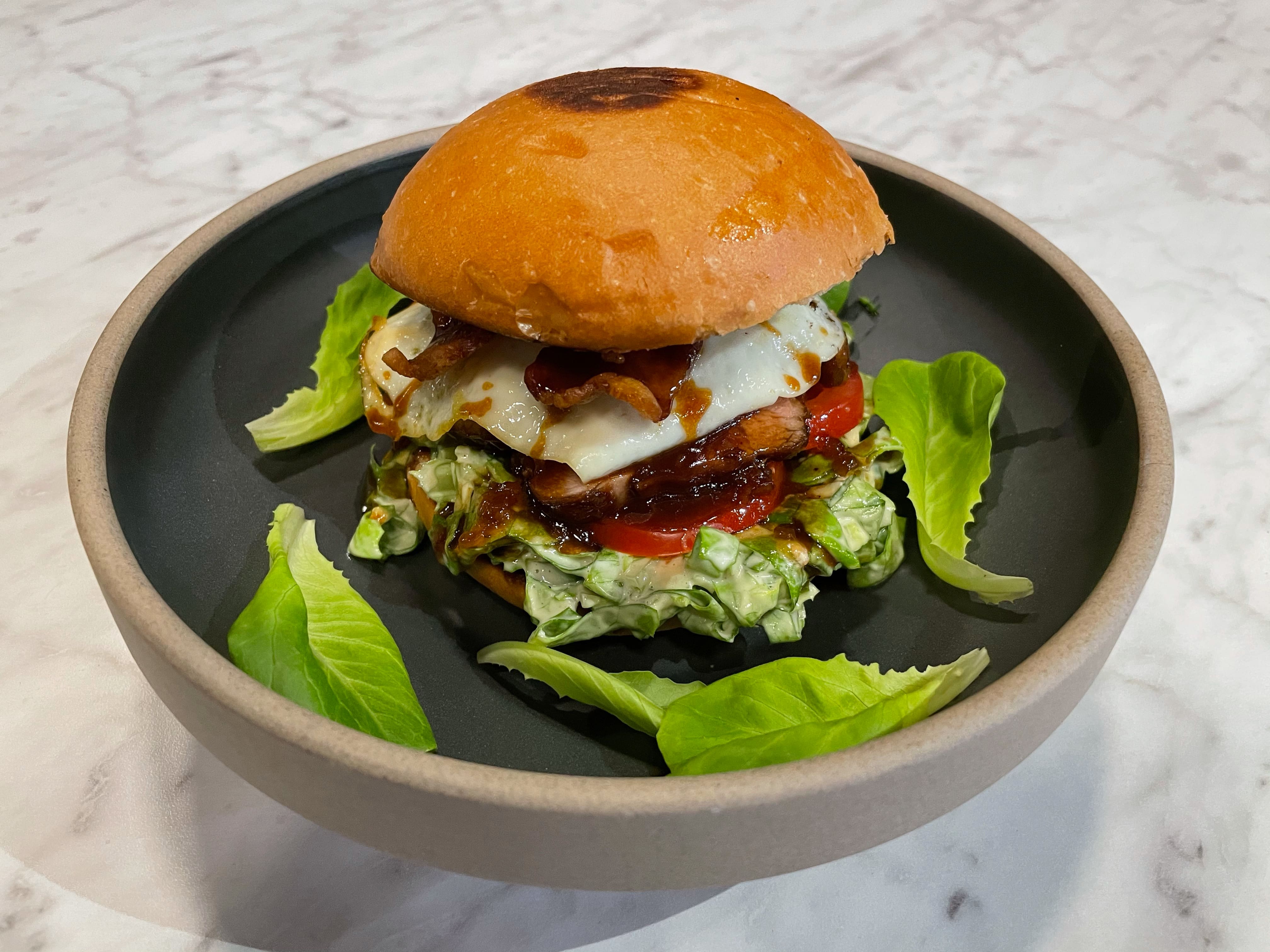 Sandwich déjeuner de filet mignon de porc laqué