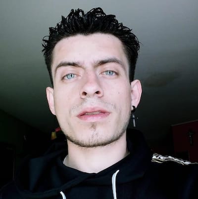 Cassandra Major, de 31 años, acusada de indignidad hacia un cadáver. Presuntamente participó en la trituración de un cadáver encontrado en Quebec.