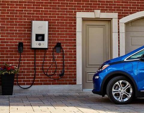 Vue sur le mur, avec ses deux prises pour véhicules électriques