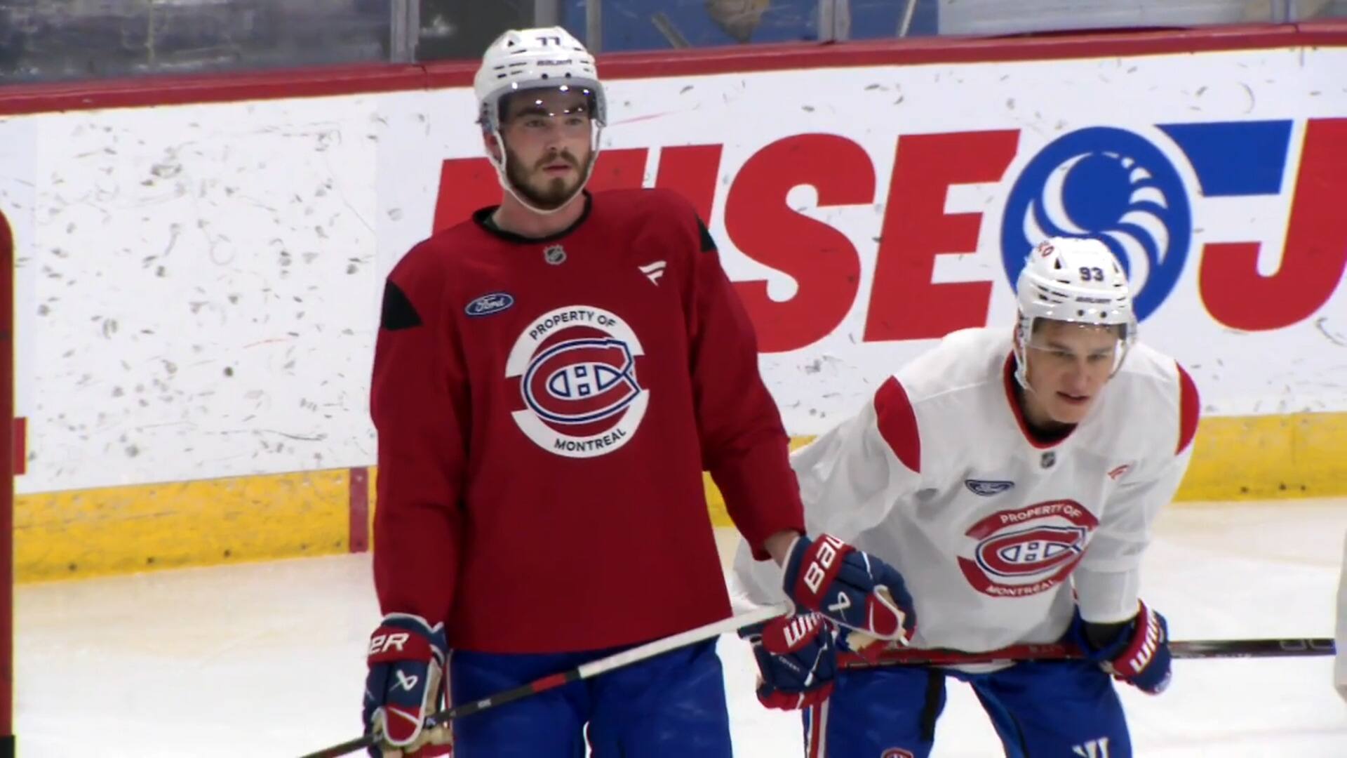 Kirby Dach de plus en plus &agrave; l'aise sur la patinoire