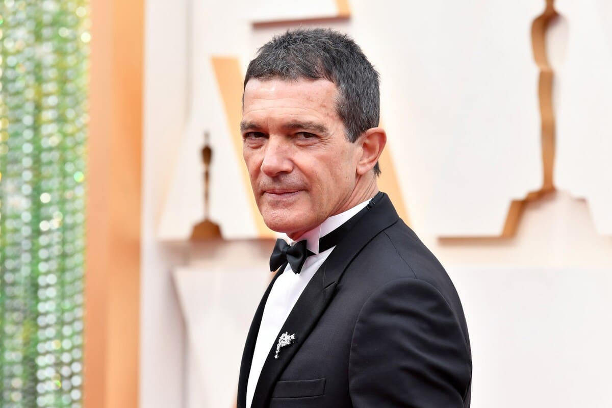 Antonio Banderas annonce qu'il a la COVID-19 le jour de ...