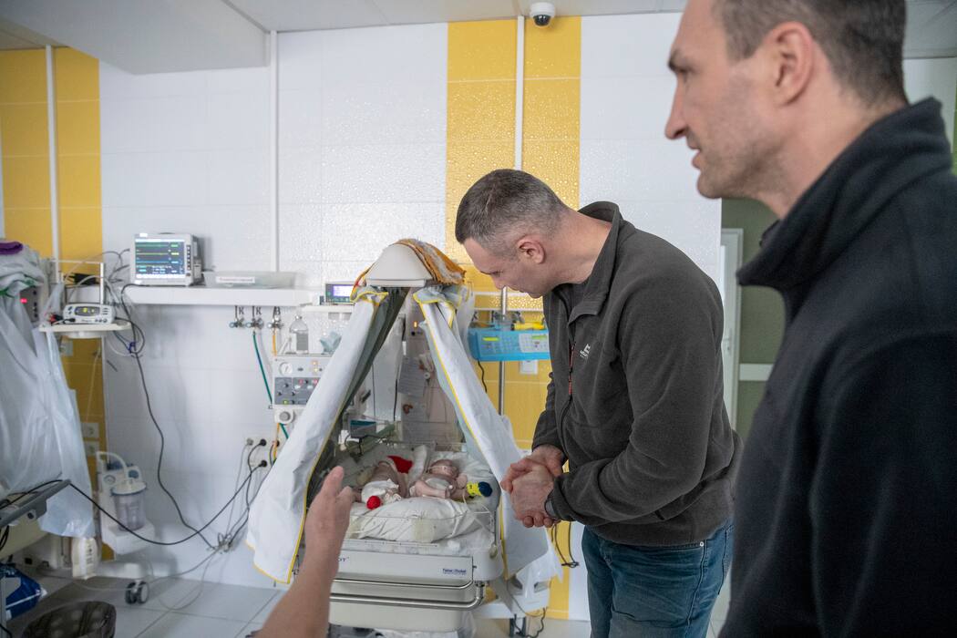 Les fr&egrave;res Klitschko au chevet des nouveau-n&eacute;s de Ky&iuml;v