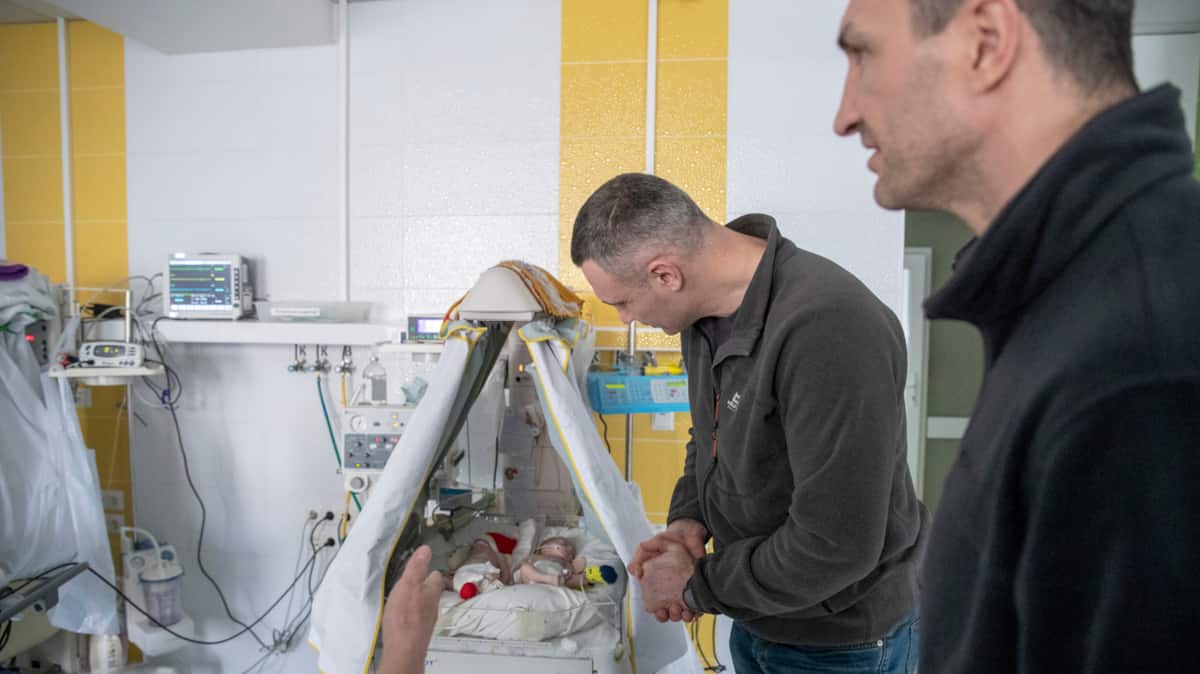 Les frères Klitschko au chevet des nouveau-nés de Kyïv