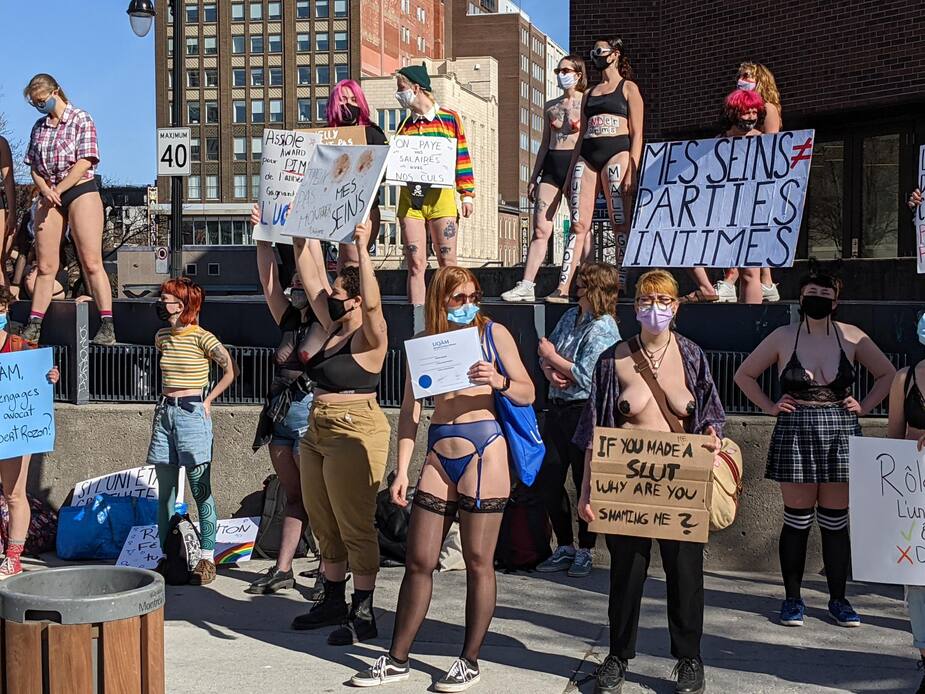 Image principale de l'article Une manif en bobettes devant l'UQAM